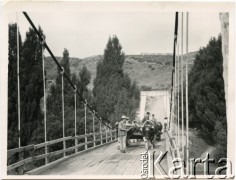 Lata 50., Esquel, prowincja Chubut, Argentyna.
Most.
Fot. NN, zbiory Enrique Koprowskiego, reprodukcje cyfrowe w Bibliotece Polskiej im. Ignacego Domeyki w Buenos Aires (Biblioteca Polaca Ignacio Domeyko) i w Ośrodku KARTA w Warszawie.
