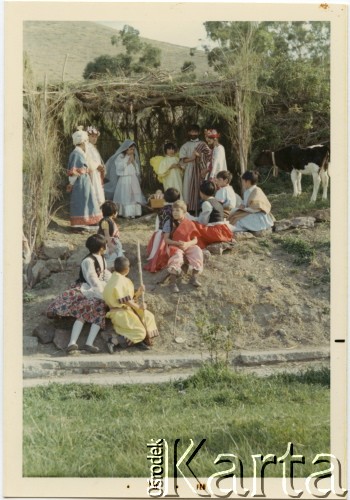 1971, Comodoro Rivadavia, prowincja Chubut, Argentyna.
Jasełka.
Fot. NN, zbiory Enrique Koprowskiego, reprodukcje cyfrowe w Bibliotece Polskiej im. Ignacego Domeyki w Buenos Aires (Biblioteca Polaca Ignacio Domeyko) i w Ośrodku KARTA w Warszawie.
