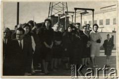 Lata 60., Kilometro 3, Comodoro Rivadavia, prowincja Chubut, Argentyna.
Uroczystość. Jadwiga Koprowski (szósta z prawej) - matka Enrique Koprowskiego.
Fot. NN, zbiory Enrique Koprowskiego, reprodukcje cyfrowe w Bibliotece Polskiej im. Ignacego Domeyki w Buenos Aires (Biblioteca Polaca Ignacio Domeyko) i w Ośrodku KARTA w Warszawie.

