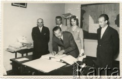 1962 lub 1963, Argentyna.
Ślub Sofi Leniek. Jan Józef Koprowski (jako świadek podpisuje dokument) - ojciec Enrique Koprowskiego.
Fot. NN, zbiory Enrique Koprowskiego, reprodukcje cyfrowe w Bibliotece Polskiej im. Ignacego Domeyki w Buenos Aires (Biblioteca Polaca Ignacio Domeyko) i w Ośrodku KARTA w Warszawie.