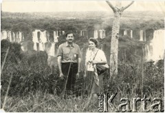 Lata 50., Foz de Iguazu, prowincja Misiones, Argentyna.
Jadwiga i Jan Józef Koprowscy - rodzice Enrique Koprowskiego przy wodospadach Iguazu.
Fot. NN, zbiory Enrique Koprowskiego, reprodukcje cyfrowe w Bibliotece Polskiej im. Ignacego Domeyki w Buenos Aires (Biblioteca Polaca Ignacio Domeyko) i w Ośrodku KARTA w Warszawie.
