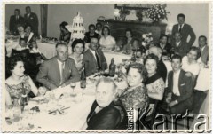 1962 lub 1963, Comodoro Rivadavia, prowincja Chubut, Argentyna.
Ślub Sofi Leniek. Wesele w Domu Polskim. Jose Martinez (w okularach), Francisco Szymanski, Juana Szymanski (trzecia z lewej), Roberto Szymanski (kuca) za nim Jadwiga Koprowski - matka Enrique Koprowskiego.
Fot. NN, zbiory Enrique Koprowskiego, reprodukcje cyfrowe w Bibliotece Polskiej im. Ignacego Domeyki w Buenos Aires (Biblioteca Polaca Ignacio Domeyko) i w Ośrodku KARTA w Warszawie.
