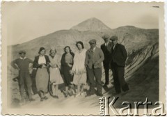 Lata 30., Pico Salamanca, prowincja Chubut, Argentyna.
Stefan Koprowski (drugi z prawej) - dziadek Enrique Koprowskiego, Marianna Koprowski (czwarta z lewej) - babcia Enrique Koprowskiego, Janina Koprowski (druga z lewej) - siostra Jana Józefa Koprowskiego.
Fot. NN, zbiory Enrique Koprowskiego, reprodukcje cyfrowe w Bibliotece Polskiej im. Ignacego Domeyki w Buenos Aires (Biblioteca Polaca Ignacio Domeyko) i w Ośrodku KARTA w Warszawie.
