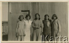 Lata 30., Comodoro Rivadavia, prowincja Chubut, Argentyna.
Eugenia Koprowski (pierwsza z prawej), Marianna Koprowski (druga z prawej) - babcia Enrique Koprowskiego, Janina Koprowski (w środku) - siostra Jana Józefa Koprowskiego i Wanda Koprowski (pierwsza z lewej) - siostra Enrique Koprowskiego.
Fot. NN, zbiory Enrique Koprowskiego, reprodukcje cyfrowe w Bibliotece Polskiej im. Ignacego Domeyki w Buenos Aires (Biblioteca Polaca Ignacio Domeyko) i w Ośrodku KARTA w Warszawie.
