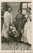 1936, Comodoro Rivadavia, prowincja Chubut, Argentyna.
Wanda Koprowski (pierwsza z prawej) - siostra Enrique Koprowskiego, Marianna Koprowski (druga z prawej) - babcia Enrique Koprowskiego, Eugenia Koprowski (pierwsza z lewej) i Janina Koprowski (druga z lewej) - siostry Jana Józefa Koprowskiego. Eugenia Leniek (siedzi).
Fot. NN, zbiory Enrique Koprowskiego, reprodukcje cyfrowe w Bibliotece Polskiej im. Ignacego Domeyki w Buenos Aires (Biblioteca Polaca Ignacio Domeyko) i w Ośrodku KARTA w Warszawie.
