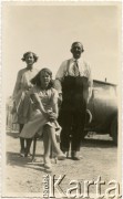 Lata 30., Comodoro Rivadavia, prowincja Chubut, Argentyna.
Eugenia Koprowski (stoi z lewej) z rodziną.
Fot. NN, zbiory Enrique Koprowskiego, reprodukcje cyfrowe w Bibliotece Polskiej im. Ignacego Domeyki w Buenos Aires (Biblioteca Polaca Ignacio Domeyko) i w Ośrodku KARTA w Warszawie.
