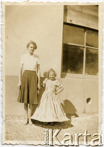Lata 30., Comodoro Rivadavia, prowincja Chubut, Argentyna.
Wanda Koprowski (z lewej) - siostra Enrique Koprowskiego - i Eugenia Leniek.
Fot. NN, zbiory Enrique Koprowskiego, reprodukcje cyfrowe w Bibliotece Polskiej im. Ignacego Domeyki w Buenos Aires (Biblioteca Polaca Ignacio Domeyko) i w Ośrodku KARTA w Warszawie.