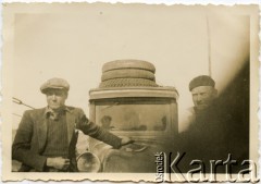 1940, Comodoro Rivadavia, prowincja Chubut, Argentyna.
Jan Józef Koprowski (z lewej) - ojciec Enrique Koprowskiego z kolegą.
Fot. NN, zbiory Enrique Koprowskiego, reprodukcje cyfrowe w Bibliotece Polskiej im. Ignacego Domeyki w Buenos Aires (Biblioteca Polaca Ignacio Domeyko) i w Ośrodku KARTA w Warszawie.