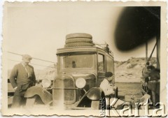 1940, Comodoro Rivadavia, prowincja Chubut, Argentyna.
Jan Józef Koprowski (z lewej) - ojciec Enrique Koprowskiego z kolegą.
Fot. NN, zbiory Enrique Koprowskiego, reprodukcje cyfrowe w Bibliotece Polskiej im. Ignacego Domeyki w Buenos Aires (Biblioteca Polaca Ignacio Domeyko) i w Ośrodku KARTA w Warszawie.