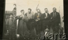 Lata 30., Comodoro Rivadavia, prowincja Chubut, Argentyna.
Spotkanie towarzyskie. Wśród mężczyzn Jan Samoluta (czwarty z lewej) i Stefan Koprowski (piąty z lewej) - dziadek Enrique Koprowskiego.
Fot. NN, zbiory Enrique Koprowskiego, reprodukcje cyfrowe w Bibliotece Polskiej im. Ignacego Domeyki w Buenos Aires (Biblioteca Polaca Ignacio Domeyko) i w Ośrodku KARTA w Warszawie.
