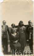 Lata 30., Comodoro Rivadavia, prowincja Chubut, Argentyna.
Eugenia Koprowska (druga z lewej) z rodziną.
Fot. NN, zbiory Enrique Koprowskiego, reprodukcje cyfrowe w Bibliotece Polskiej im. Ignacego Domeyki w Buenos Aires (Biblioteca Polaca Ignacio Domeyko) i w Ośrodku KARTA w Warszawie.