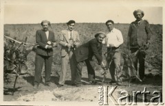 Lata 30., Comodoro Rivadavia, prowincja Chubut, Argentyna.
Asado (argentyńska odmiana grilla).
Fot. NN, zbiory Enrique Koprowskiego, reprodukcje cyfrowe w Bibliotece Polskiej im. Ignacego Domeyki w Buenos Aires (Biblioteca Polaca Ignacio Domeyko) i w Ośrodku KARTA w Warszawie.