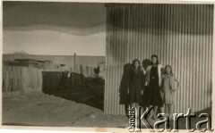 1924, Comodoro Rivadavia, prowincja Chubut, Argentyna.
Budowa Domu Polskiego. Janina Koprowski (pierwsza z lewej).
Fot. NN, zbiory Enrique Koprowskiego, reprodukcje cyfrowe w Bibliotece Polskiej im. Ignacego Domeyki w Buenos Aires (Biblioteca Polaca Ignacio Domeyko) i w Ośrodku KARTA w Warszawie.