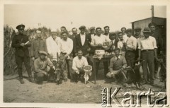 Lata 30., Comodoro Rivadavia, prowincja Chubut, Argentyna.
Asado (argentyńska odmiana grilla).
Fot. NN, zbiory Enrique Koprowskiego, reprodukcje cyfrowe w Bibliotece Polskiej im. Ignacego Domeyki w Buenos Aires (Biblioteca Polaca Ignacio Domeyko) i w Ośrodku KARTA w Warszawie.