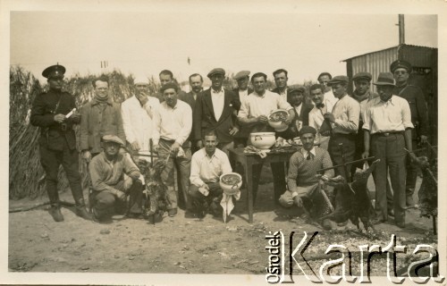 Lata 30., Comodoro Rivadavia, prowincja Chubut, Argentyna.
Asado (argentyńska odmiana grilla).
Fot. NN, zbiory Enrique Koprowskiego, reprodukcje cyfrowe w Bibliotece Polskiej im. Ignacego Domeyki w Buenos Aires (Biblioteca Polaca Ignacio Domeyko) i w Ośrodku KARTA w Warszawie.