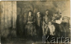 Przed 1920, Comodoro Rivadavia, prowincja Chubut, Argentyna.
Dziadkowie Enrique Koprowskiego. Marianna Koprowski (z lewej), Stefan Koprowski (z prawej) z córkami Janiną (w środku) i Eugenią (z prawej).
Fot. NN, zbiory Enrique Koprowskiego, reprodukcje cyfrowe w Bibliotece Polskiej im. Ignacego Domeyki w Buenos Aires (Biblioteca Polaca Ignacio Domeyko) i w Ośrodku KARTA w Warszawie.