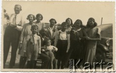 Lata 30., Comodoro Rivadavia, prowincja Chubut, Argentyna.
Eugenia Koprowski (druga z lewej), Marianna Koprowski (trzecia z lewej) - babcia Enrique Koprowskiego,
Janina Koprowski (trzecia z prawej).
Fot. NN, zbiory Enrique Koprowskiego, reprodukcje cyfrowe w Bibliotece Polskiej im. Ignacego Domeyki w Buenos Aires (Biblioteca Polaca Ignacio Domeyko) i w Ośrodku KARTA w Warszawie.