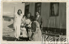 Lata 30., Comodoro Rivadavia, prowincja Chubut, Argentyna.
Wanda Koprowski (z lewej) i jej mąż Pedro Majcher, Eugenia Koprowski (pierwsza z lewej) i Janina Koprowski (druga z lewej).
Fot. NN, zbiory Enrique Koprowskiego, reprodukcje cyfrowe w Bibliotece Polskiej im. Ignacego Domeyki w Buenos Aires (Biblioteca Polaca Ignacio Domeyko) i w Ośrodku KARTA w Warszawie.