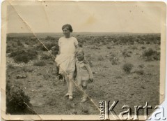 Lata 20., Comodoro Rivadavia, prowincja Chubut, Argentyna.
Rodzeństwo Janina i Jan Józef Koprowscy (z prawej).
Fot. NN, zbiory Enrique Koprowskiego, reprodukcje cyfrowe w Bibliotece Polskiej im. Ignacego Domeyki w Buenos Aires (Biblioteca Polaca Ignacio Domeyko) i w Ośrodku KARTA w Warszawie.
