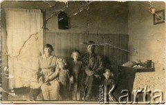 Przed 1920, Comodoro Rivadavia, prowincja Chubut, Argentyna.
Marianna Koprowski (druga z lewej), Stefan Koprowski (drugi z prawej) z dziećmi: Janiną, (w środku), Eugenią i Wandą.
Fot. NN, zbiory Enrique Koprowskiego, reprodukcje cyfrowe w Bibliotece Polskiej im. Ignacego Domeyki w Buenos Aires (Biblioteca Polaca Ignacio Domeyko) i w Ośrodku KARTA w Warszawie.