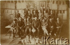 1928, Comodoro Rivadavia, prowincja Chubut, Argentyna.
Inauguracja Domu Polskiego. Jan Józef Koprowski (w pierwszym rzędzie, pierwszy z lewej), Stefan Koprowski (w pierwszym rzędzie, drugi z lewej) i Władysław Koprowski (w pierwszym rzędzie, trzeci z prawej).
Fot. NN, zbiory Enrique Koprowskiego, reprodukcje cyfrowe w Bibliotece Polskiej im. Ignacego Domeyki w Buenos Aires (Biblioteca Polaca Ignacio Domeyko) i w Ośrodku KARTA w Warszawie.