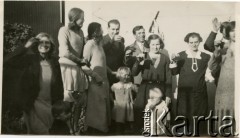 Lata 30., Comodoro Rivadavia, prowincja Chubut, Argentyna.
Spotkanie rodzinne.
Fot. NN, zbiory Enrique Koprowskiego, reprodukcje cyfrowe w Bibliotece Polskiej im. Ignacego Domeyki w Buenos Aires (Biblioteca Polaca Ignacio Domeyko) i w Ośrodku KARTA w Warszawie.