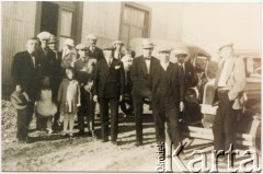1928, Comodoro Rivadavia, prowincja Chubut, Argentyna.
Inauguracja Domu Polskiego. Na zdjęciu m.in. panowie Turczyn, Batko, Koprowski, Szymanski i Pacck.
Fot. NN, zbiory Enrique Koprowskiego, reprodukcje cyfrowe w Bibliotece Polskiej im. Ignacego Domeyki w Buenos Aires (Biblioteca Polaca Ignacio Domeyko) i w Ośrodku KARTA w Warszawie.