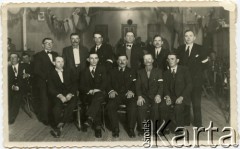 19.09.1936, Comodoro Rivadavia, prowincja Chubut, Argentyna.
Pierwszy zarząd Domu Polskiego. Władysław Koprowski (stoi pierwszy z lewej). Jan Samoluta (siedzi drugi z prawej).
Fot. NN, zbiory Enrique Koprowskiego, reprodukcje cyfrowe w Bibliotece Polskiej im. Ignacego Domeyki w Buenos Aires (Biblioteca Polaca Ignacio Domeyko) i w Ośrodku KARTA w Warszawie.