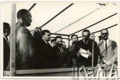 1966, Comodoro Rivadavia, prowincja Chubut, Argentyna.
Inauguracja Avenida Polonia (ulica Polska).
Fot. NN, zbiory Enrique Koprowskiego, reprodukcje cyfrowe w Bibliotece Polskiej im. Ignacego Domeyki w Buenos Aires (Biblioteca Polaca Ignacio Domeyko) i w Ośrodku KARTA w Warszawie.