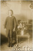 Lata 20., Comodoro Rivadavia, prowincja Chubut, Argentyna.
Prawdopodobnie córka Marianny i Stefana Koprowskich. W tle mapa II Rzeczpospolitej.
Fot. NN, zbiory Enrique Koprowskiego, reprodukcje cyfrowe w Bibliotece Polskiej im. Ignacego Domeyki w Buenos Aires (Biblioteca Polaca Ignacio Domeyko) i w Ośrodku KARTA w Warszawie.