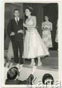 1958, Comodoro Rivadavia, Argentyna.
Juana Szymanska jako Królowa Nafty (Reina Nacional del Petroleo).
Fot. NN, zbiory Roberto Carlosa Szymanskiego, reprodukcje cyfrowe w  Bibliotece Polskiej im. Ignacego Domeyki w Buenos Aires (Biblioteca Polaca Ignacio Domeyko) i w Ośrodku KARTA w Warszawie