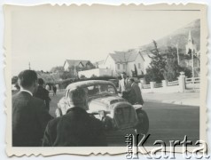 Lata 60., Comodoro Rivadavia, Argentyna.
Roberto Szymanski przy samochodzie rajdowym. W głębi kościół Santa Lucia w osiedlu 