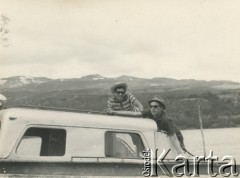 Lata 50., Calafate, Argentyna.
Roberto Szymanski z przyjacielem na łodzi.
Fot. NN, zbiory Roberto Carlosa Szymanskiego, reprodukcje cyfrowe w  Bibliotece Polskiej im. Ignacego Domeyki w Buenos Aires (Biblioteca Polaca Ignacio Domeyko) i w Ośrodku KARTA w Warszawie