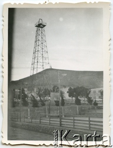 Brak daty, Comodoro Rivadavia, Argentyna.
Wieża wiertnicza (poso 2) w osadzie kilometro 3. 
Fot. NN, zbiory Roberto Carlosa Szymanskiego, reprodukcje cyfrowe w  Bibliotece Polskiej im. Ignacego Domeyki w Buenos Aires (Biblioteca Polaca Ignacio Domeyko) i w Ośrodku KARTA w Warszawie