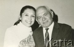Lata 60., Comodoro Rivadavia, Argentyna.
Jose Szymanski z Amandą Szymanski.
Fot. NN, zbiory Roberto Carlosa Szymanskiego, reprodukcje cyfrowe w  Bibliotece Polskiej im. Ignacego Domeyki w Buenos Aires (Biblioteca Polaca Ignacio Domeyko) i w Ośrodku KARTA w Warszawie