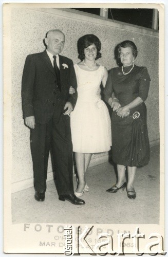 1963, Mar de Plata, Argentyna.
Jose i Josefa Szymanski z wnuczką Martą.
Fot. NN, zbiory Roberto Carlosa Szymanskiego, reprodukcje cyfrowe w  Bibliotece Polskiej im. Ignacego Domeyki w Buenos Aires (Biblioteca Polaca Ignacio Domeyko) i w Ośrodku KARTA w Warszawie