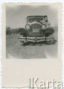 1955, Comodoro Rivadavia, Argentyna.
Jose Żołnierczyk przy samochodzie Roberto Szymanskiego.
Fot. NN, zbiory Roberto Carlosa Szymanskiego, reprodukcje cyfrowe w  Bibliotece Polskiej im. Ignacego Domeyki w Buenos Aires (Biblioteca Polaca Ignacio Domeyko) i w Ośrodku KARTA w Warszawie