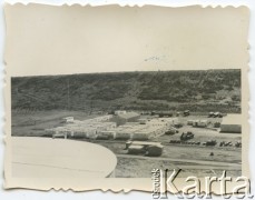 Ok. 1960, Comodoro Rivadavia, Argentyna.
Zabudowania argentyńskiej firmy energetycznej YPF (Yacimientos Petrolíferos Fiscales).
Fot. NN, zbiory Roberto Carlosa Szymanskiego, reprodukcje cyfrowe w  Bibliotece Polskiej im. Ignacego Domeyki w Buenos Aires (Biblioteca Polaca Ignacio Domeyko) i w Ośrodku KARTA w Warszawie