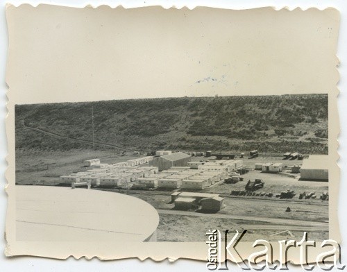 Ok. 1960, Comodoro Rivadavia, Argentyna.
Zabudowania argentyńskiej firmy energetycznej YPF (Yacimientos Petrolíferos Fiscales).
Fot. NN, zbiory Roberto Carlosa Szymanskiego, reprodukcje cyfrowe w  Bibliotece Polskiej im. Ignacego Domeyki w Buenos Aires (Biblioteca Polaca Ignacio Domeyko) i w Ośrodku KARTA w Warszawie