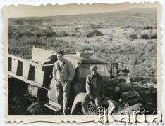 Ok. 1960, okolice Comodoro Rivadavia, Argentyna.
Pracownicy argentyńskiej firmy energetycznej YPF (Yacimientos Petrolíferos Fiscales).
Fot. NN, zbiory Roberto Carlosa Szymanskiego, reprodukcje cyfrowe w  Bibliotece Polskiej im. Ignacego Domeyki w Buenos Aires (Biblioteca Polaca Ignacio Domeyko) i w Ośrodku KARTA w Warszawie