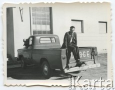Ok. 1959, Comodoro Rivadavia, Argentyna.
Roberto Szymanski przy swoim mieszkaniu służbowym, które należało do argentyńskiej firmy energetycznej YPF (Yacimientos Petrolíferos Fiscales).
Fot. NN, zbiory Roberto Carlosa Szymanskiego, reprodukcje cyfrowe w  Bibliotece Polskiej im. Ignacego Domeyki w Buenos Aires (Biblioteca Polaca Ignacio Domeyko) i w Ośrodku KARTA w Warszawie