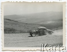 Lata 60., Comodoro Rivadavia, Argentyna.
Rajd samochodowy.
Fot. NN, zbiory Roberto Carlosa Szymanskiego, reprodukcje cyfrowe w  Bibliotece Polskiej im. Ignacego Domeyki w Buenos Aires (Biblioteca Polaca Ignacio Domeyko) i w Ośrodku KARTA w Warszawie