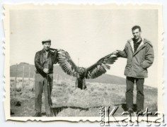 Ok. 1960, Comodoro Rivadavia, Argentyna.
Roberto Szymanski z przyjacielem po polowaniu.
Fot. NN, zbiory Roberto Carlosa Szymanskiego, reprodukcje cyfrowe w  Bibliotece Polskiej im. Ignacego Domeyki w Buenos Aires (Biblioteca Polaca Ignacio Domeyko) i w Ośrodku KARTA w Warszawie