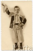 Ok. 1945, Comodoro Rivadavia, Argentyna.
Roberto Szymanski w polskim stroju ludowym.
Fot. NN, zbiory Roberto Carlosa Szymanskiego, reprodukcje cyfrowe w  Bibliotece Polskiej im. Ignacego Domeyki w Buenos Aires (Biblioteca Polaca Ignacio Domeyko) i w Ośrodku KARTA w Warszawie