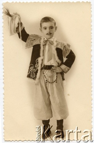 Ok. 1945, Comodoro Rivadavia, Argentyna.
Roberto Szymanski w polskim stroju ludowym.
Fot. NN, zbiory Roberto Carlosa Szymanskiego, reprodukcje cyfrowe w  Bibliotece Polskiej im. Ignacego Domeyki w Buenos Aires (Biblioteca Polaca Ignacio Domeyko) i w Ośrodku KARTA w Warszawie