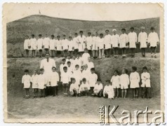 Ok. 1945, Comodoro Rivadavia, Argentyna.
Dzieci ze szkoły Roberto Szymanskiego (kilometro 3).
Fot. NN, zbiory Roberto Carlosa Szymanskiego, reprodukcje cyfrowe w  Bibliotece Polskiej im. Ignacego Domeyki w Buenos Aires (Biblioteca Polaca Ignacio Domeyko) i w Ośrodku KARTA w Warszawie