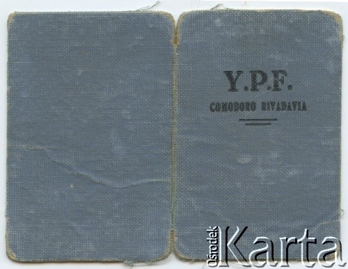 4.01.1956, Comodoro Rivadavia, Argentyna. 
Legitymacja służbowa argentyńskiej firmy energetycznej YPF (Yacimientos Petrolíferos Fiscales) należąca do Roberto Szymanskiego.
Fot. NN, zbiory Roberto Carlosa Szymanskiego, reprodukcje cyfrowe w  Bibliotece Polskiej im. Ignacego Domeyki w Buenos Aires (Biblioteca Polaca Ignacio Domeyko) i w Ośrodku KARTA w Warszawie