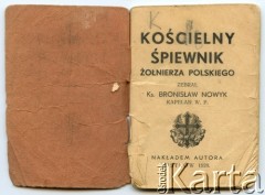 1928, Ostrów, Polska.
Śpiewnik kościelny żołnierza polskiego.
Fot. NN, zbiory Roberto Carlosa Szymanskiego, reprodukcje cyfrowe w  Bibliotece Polskiej im. Ignacego Domeyki w Buenos Aires (Biblioteca Polaca Ignacio Domeyko) i w Ośrodku KARTA w Warszawie