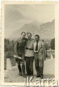 Lata 40., Szwajcaria.
Ludwik Figna (z lewej) z kolegami prawdopodobnie w czasie internowania.
Fot. NN, zbiory Juana Ludvica Figny, reprodukcje cyfrowe w Bibliotece Polskiej im. Ignacego Domeyki w Buenos Aires (Biblioteca Polaca Ignacio Domeyko) i w Ośrodku KARTA w Warszawie.