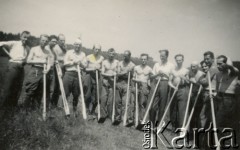 Maj 1942, Oberwinterthur, Szwajcaria.
Internowani żołnierze podczas pracy w polu.
Fot. NN, zbiory Juana Ludvica Figny, reprodukcje cyfrowe w Bibliotece Polskiej im. Ignacego Domeyki w Buenos Aires (Biblioteca Polaca Ignacio Domeyko) i w Ośrodku KARTA w Warszawie.